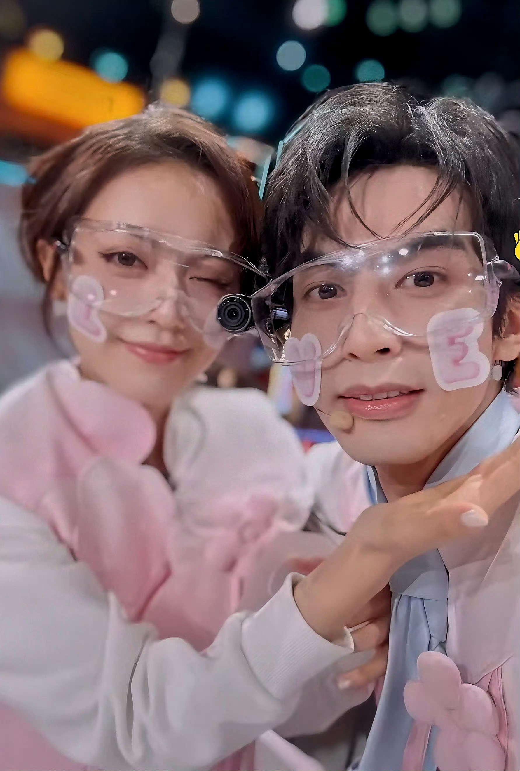 谁在说宋威龙赵今麦不熟啊宋威龙眼神全程看赵今麦，好六抱抱拍头超甜，这还叫不熟