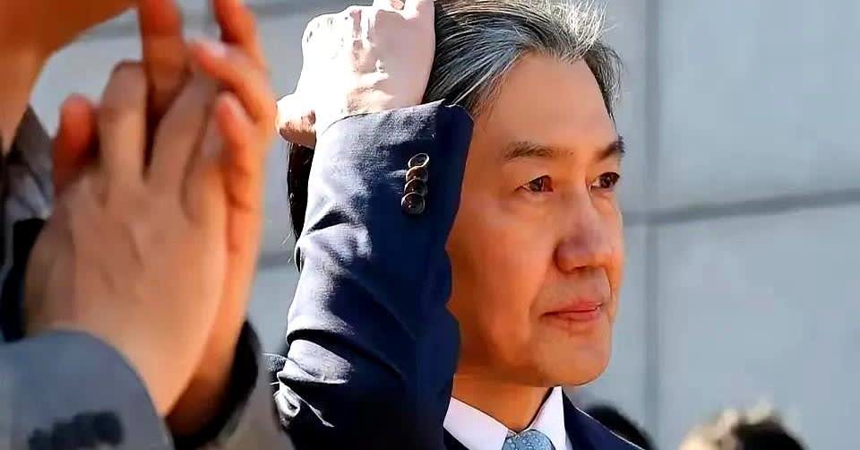 尹锡悦亲手把曹国送进去，李在明一纸特赦把曹国夫妻放出来，还把83万人一起带出来，