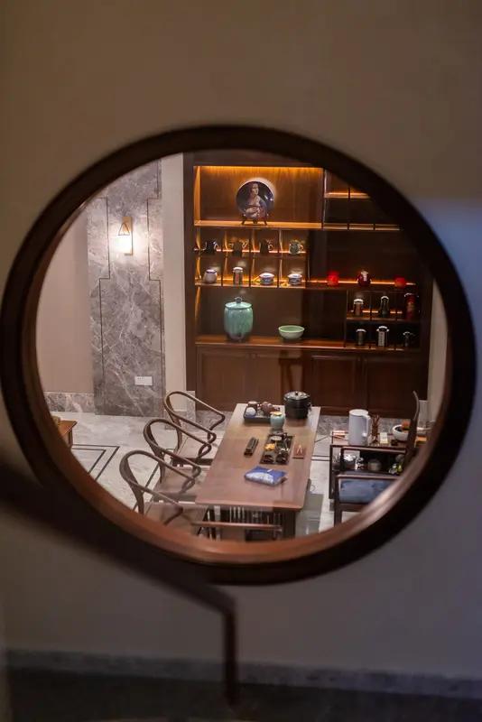 有些高端茶社，还有装修奢华、售卖高端服装的门店，整日里顾客寥寥无几。然而，它们一