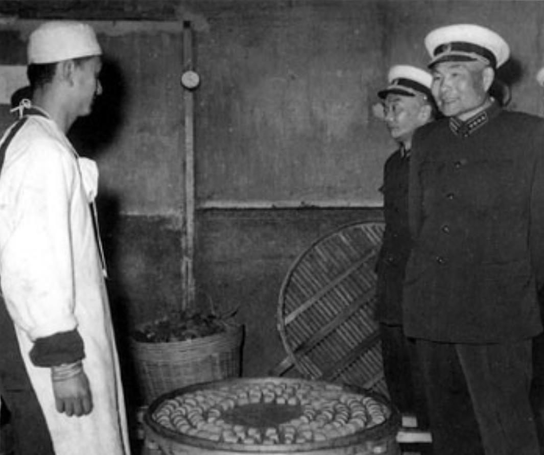 一次，海军司令肖劲光大将前去探望贺老总，此时贺老总正在垂钓，笑着邀请：“劲光，你