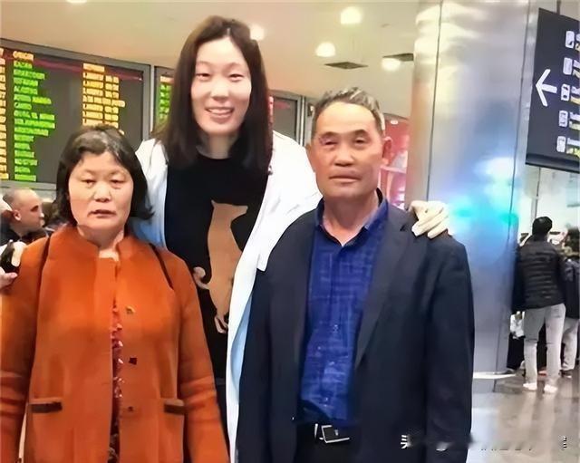 朱婷母亲杨雪兰，河南周口普通农民，身高1.79米，朴实厚道、深明大义。为支