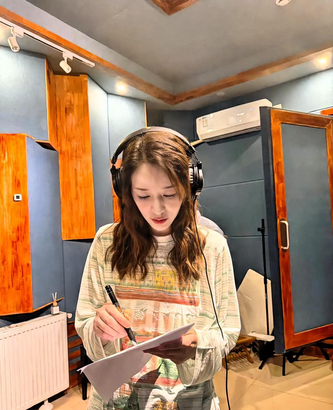 网传李小冉退赛那天，她正在排练厅练到凌晨。膝盖旧伤复发，没停。4月19日，“