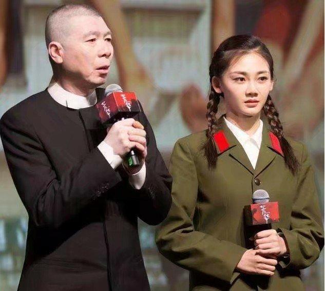 冯小刚当年拍电影《芳华》的时候，选苗苗做女主角是因为苗苗长得像年轻的徐帆。又一