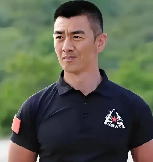 🌙2004年，演员任天野突然接到大11岁继母的电话：“天野，我怀了你爸的宝宝。