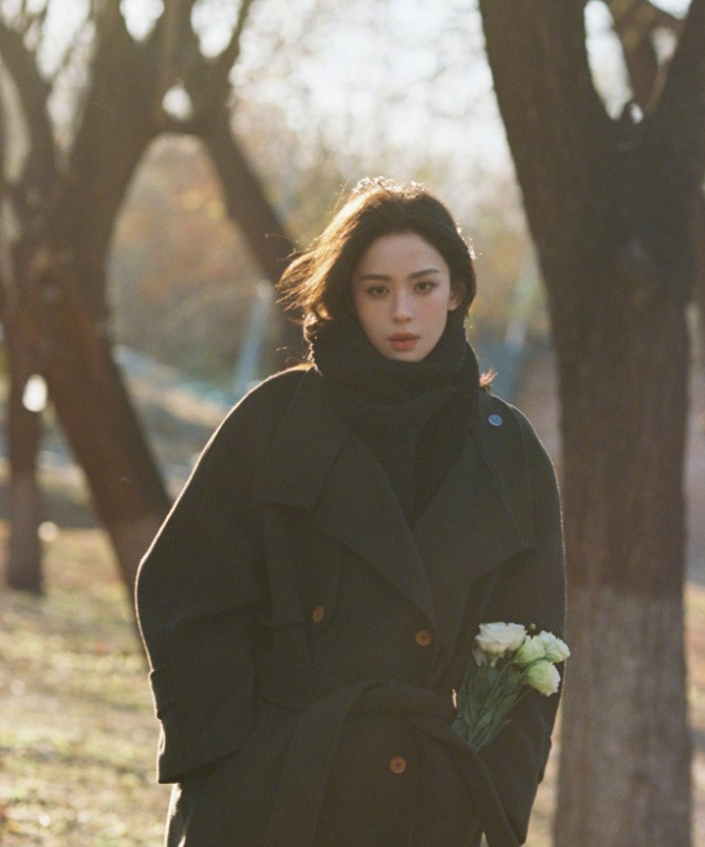 古力娜扎最新照片她的美，是冬日里自带柔光的电影感。黑大衣衬得肤色愈发白皙，眼波