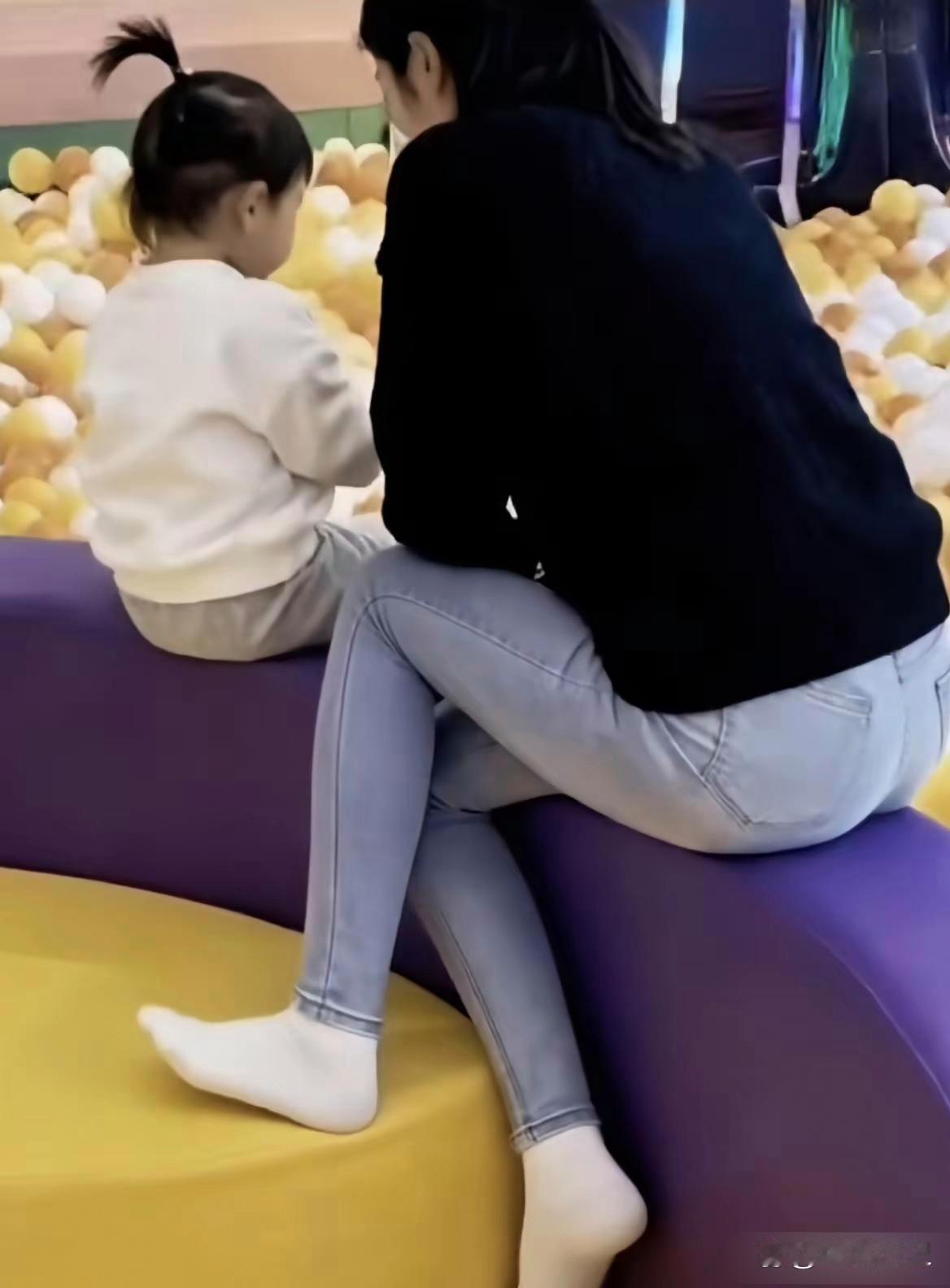 瞅瞅人家那袜子，为啥我这袜子穿两天就变黑了呢？啥情况啊？