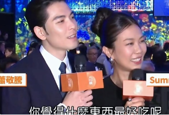 狠狠被萧敬腾喂了顿狗粮。记者：全世界你觉得什么东西最好吃呢？萧敬腾：我老婆
