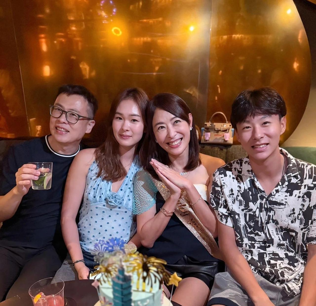 小s依旧玩消失了……贾永婕大晒生日宴照片！笑容满面春风得意！配文：感谢那些爱我