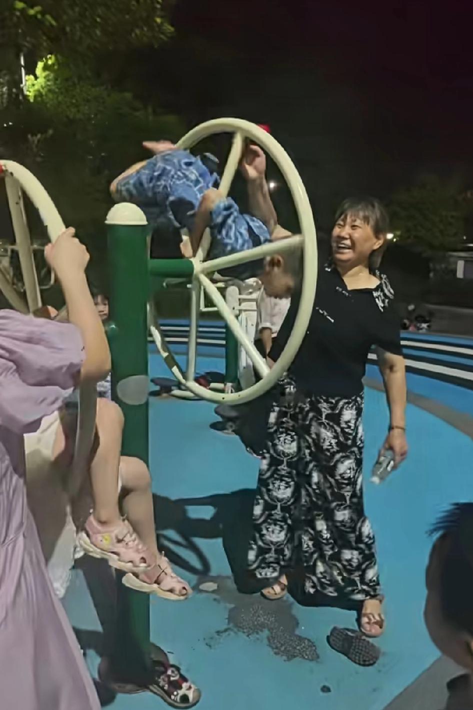路人：这奶奶心真大！黑衣女子：我又不认识这孩子，我转着玩这样做，如果出了问题