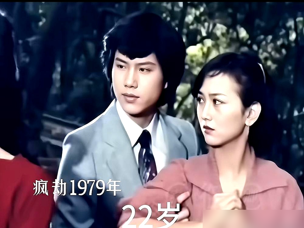 68岁万梓良商演走到哪都得俩人架着，王晶一句话戳穿了：不是老，是早年拿命换钱换来的。他说万梓良当年做