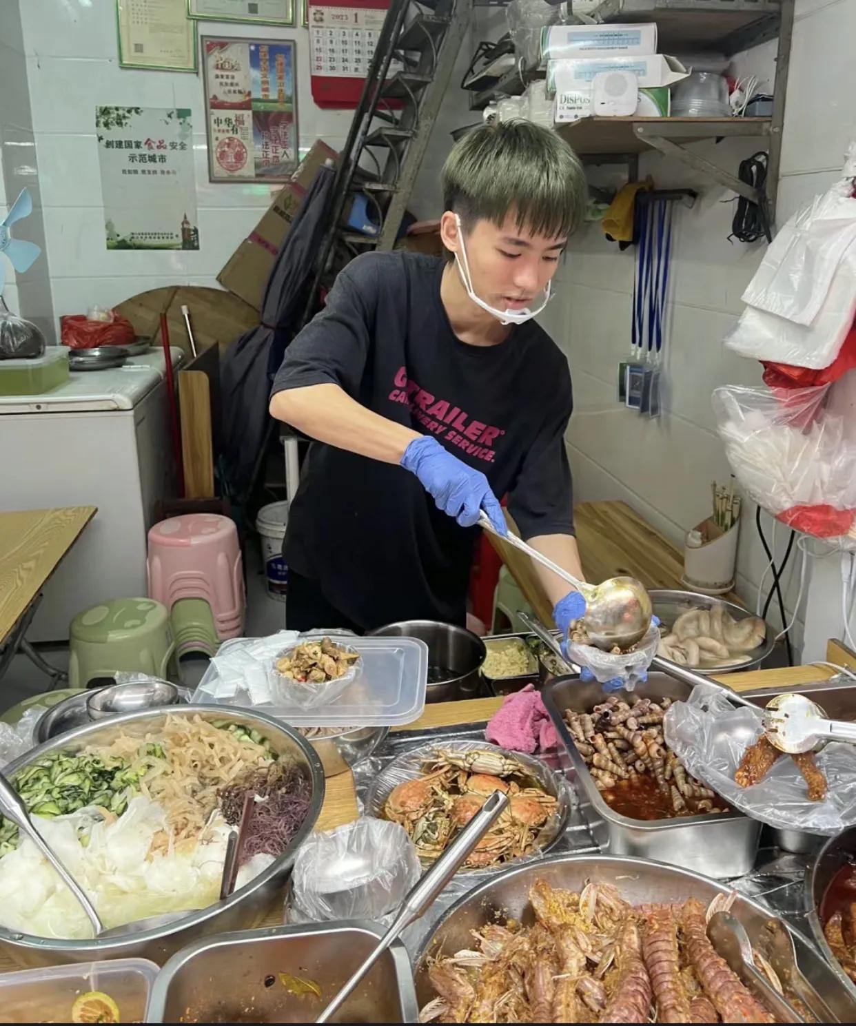 招工招到准女婿是一个什么感觉？近日，一媒体报道，河南一馄饨店里老板因为生意火爆