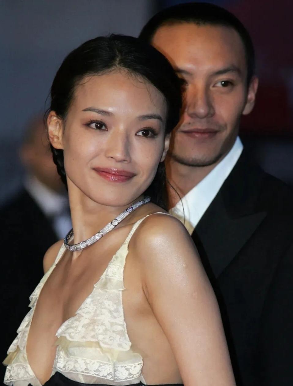 把子宫献给镜头。这是舒淇，用40岁的一纸婚书，给前半生所有风霜做的了断。九年