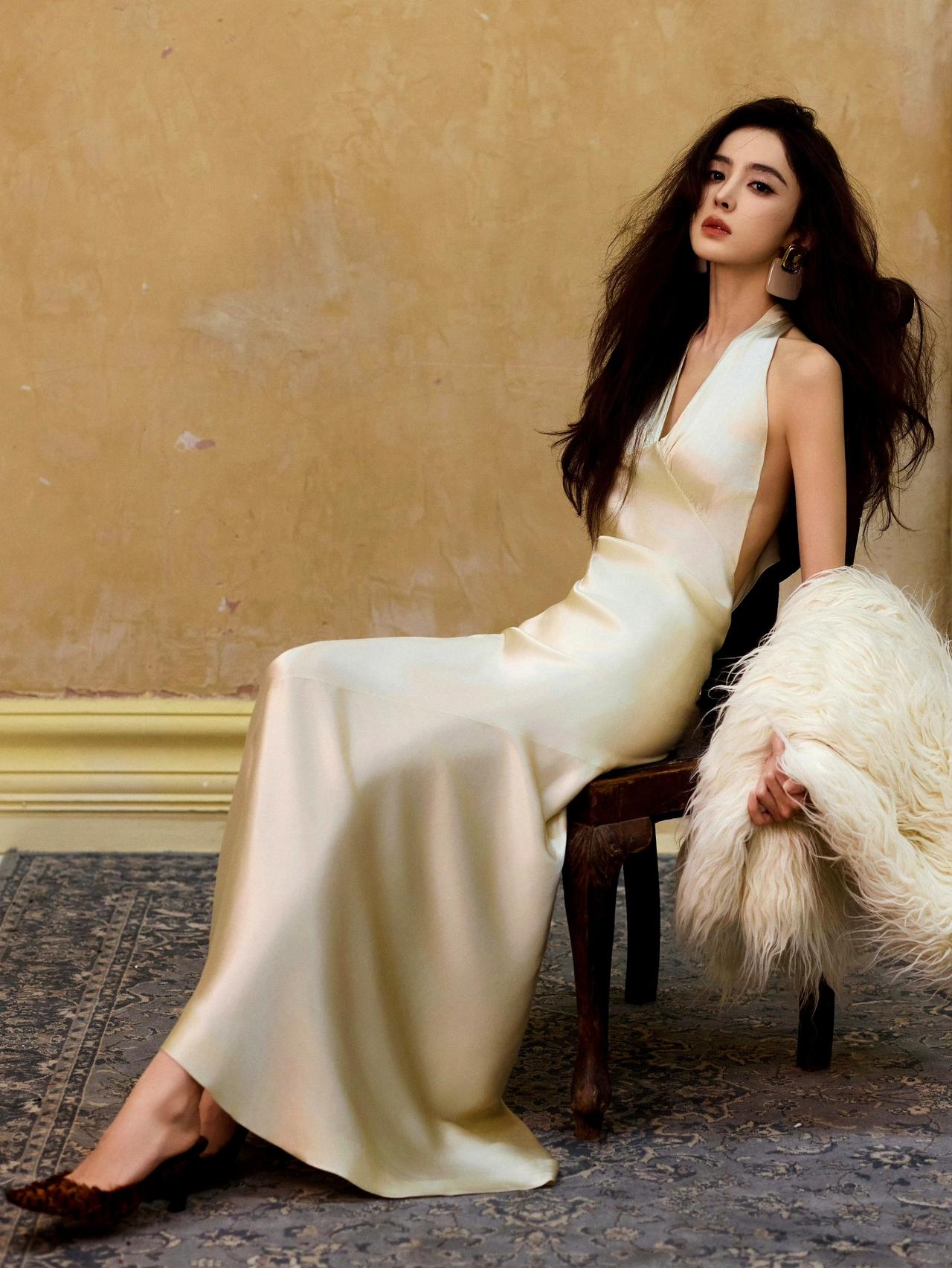 颜值暴击！古力娜扎香槟缎面裙造型，氛围感直接拉满✨古力娜扎明星穿搭好身材性感女