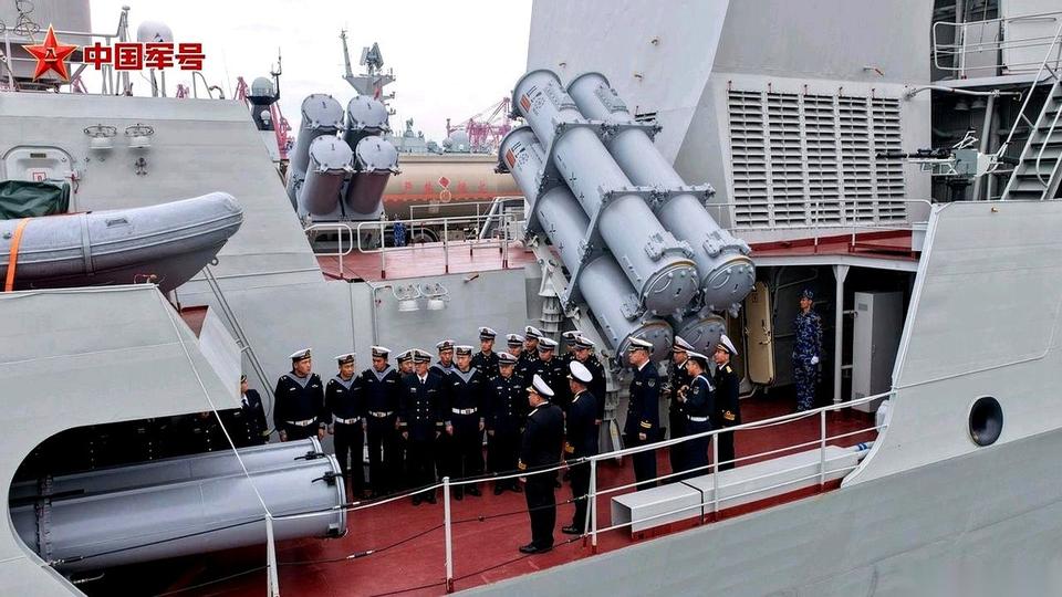 你看我们这战士的眼神儿。就这么大大方方地站在人家越南的军舰上，不卑不亢，气定神