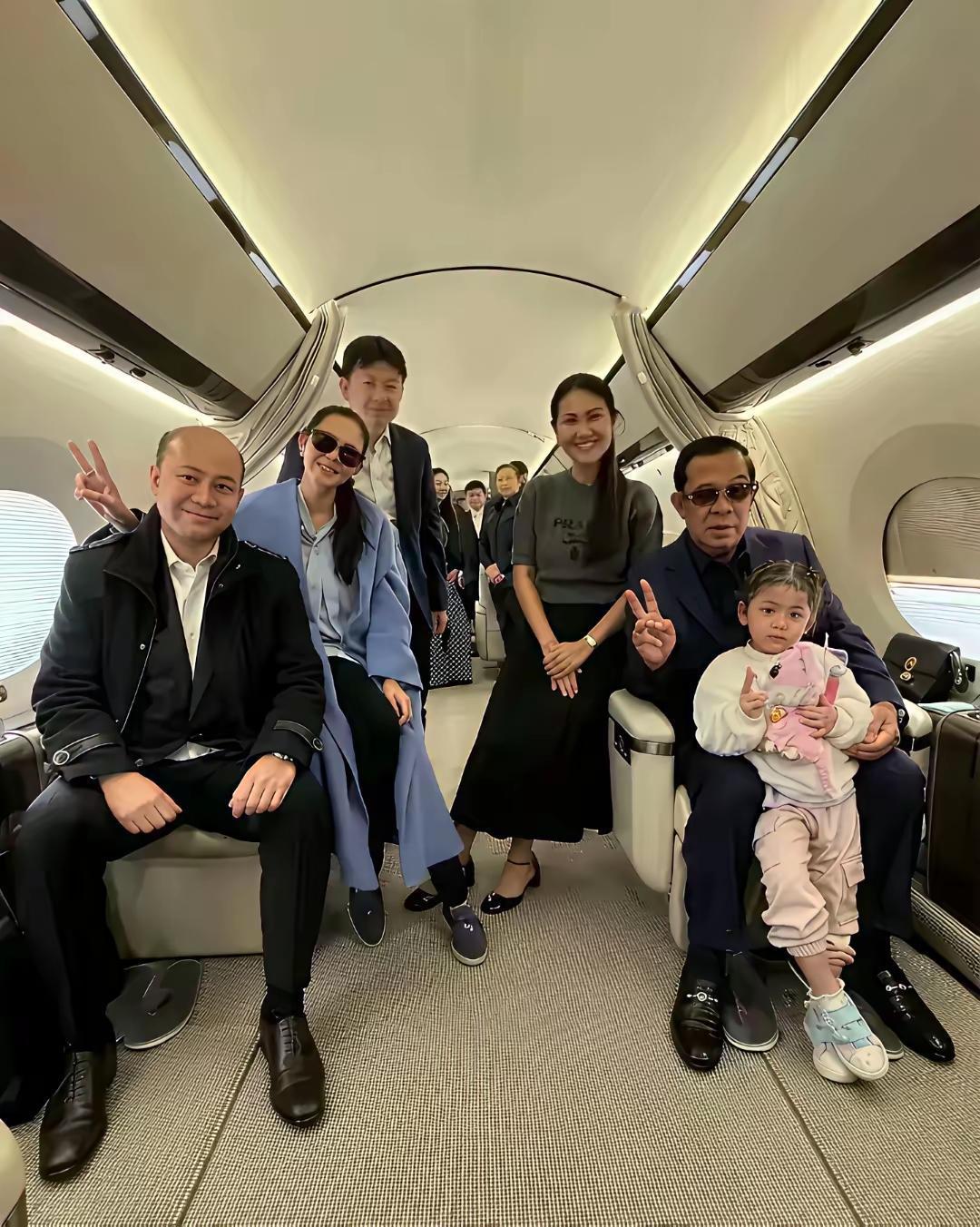 当你有了权力和金钱之后，原来开飞机都能这么的奢华，想飞哪里就飞哪里，反正是自己的