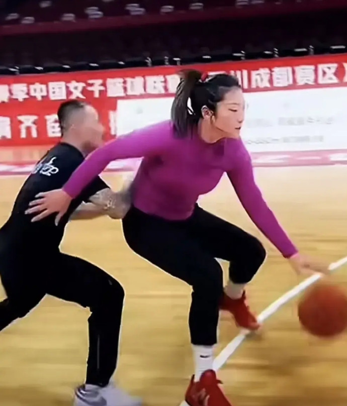 一次女篮亚洲杯把李梦的人气推向了更高，本来那个主教练熊心啵啵想通过打压主力来实现