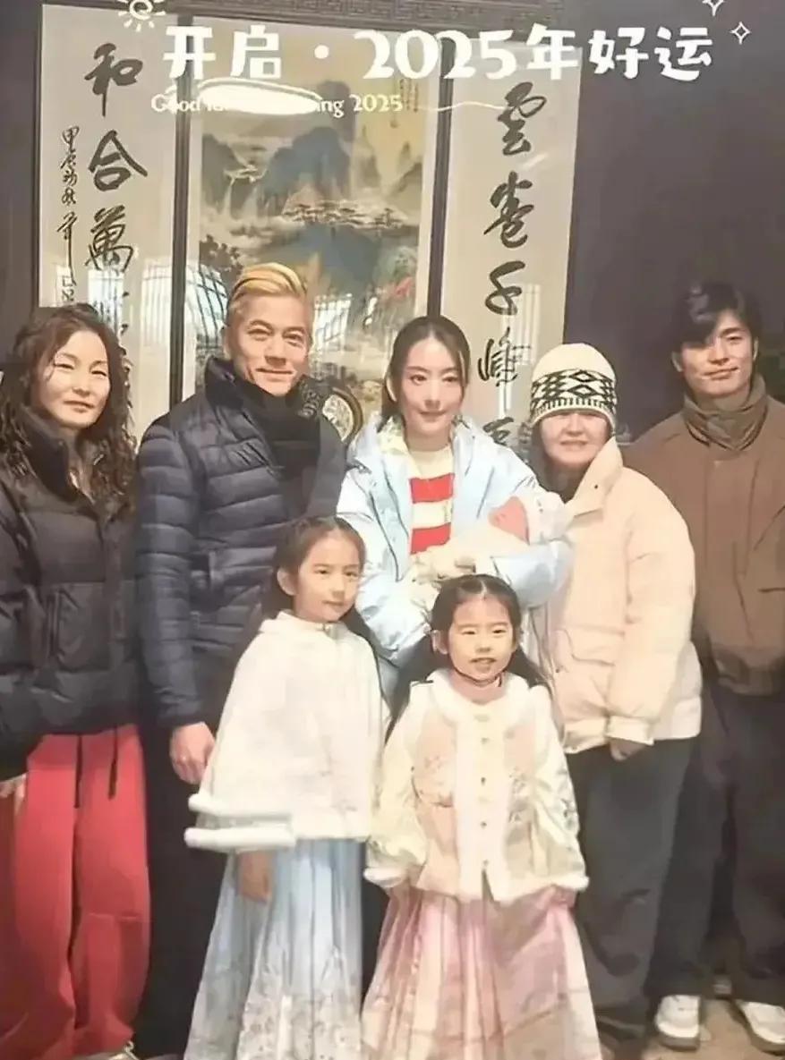 郭富城的两个女儿长的好水灵，两人穿着汉服妥妥的小公主。大女儿一张瓜子脸像妈妈方媛