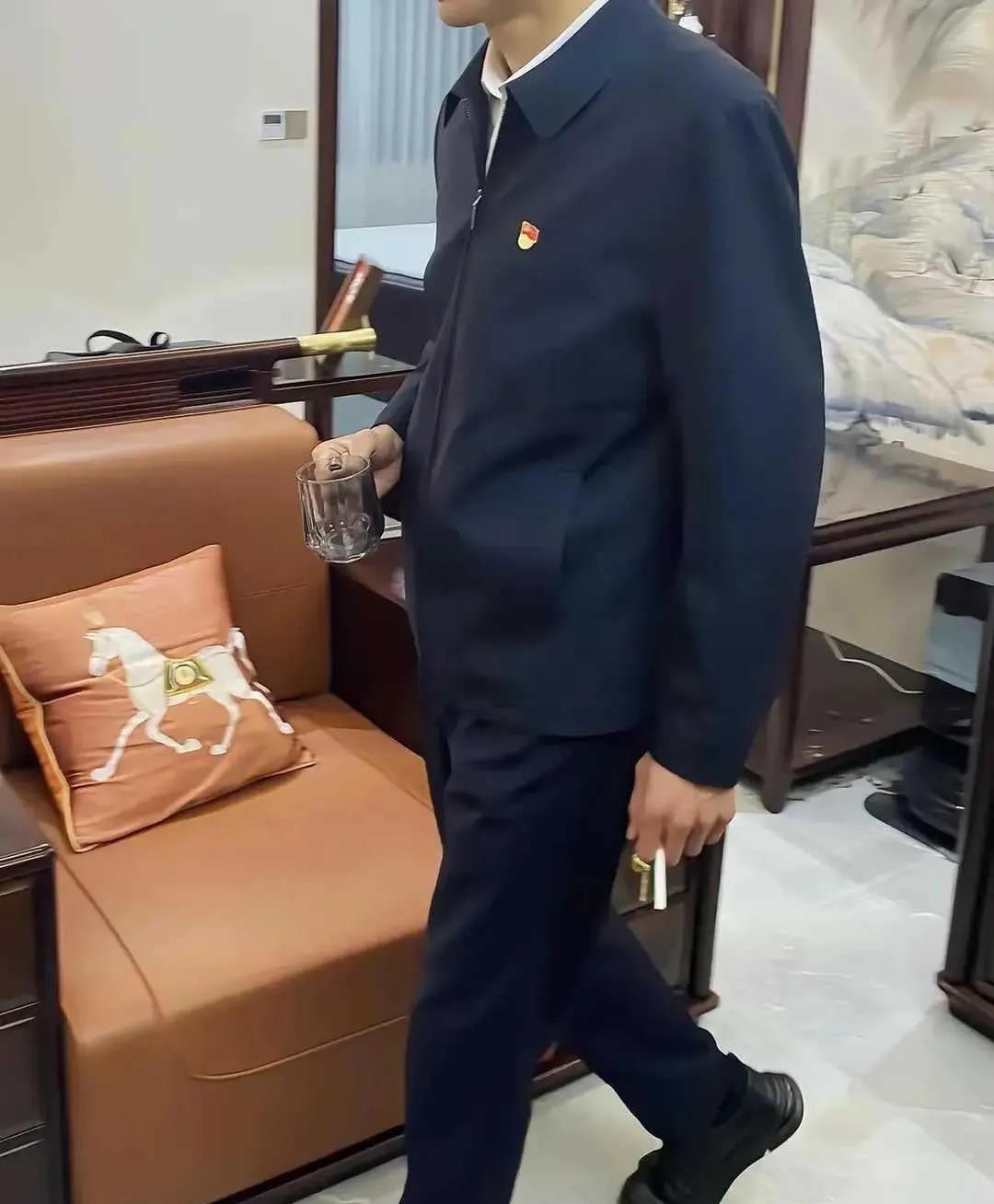 穿这身衣服的人，一般抽什么牌子的烟？