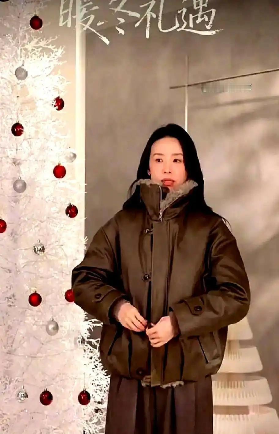 零下二十度，董洁就穿一件鹅绒服站在雪地里直播。十分钟，十二万件羽绒服抢空，三百万