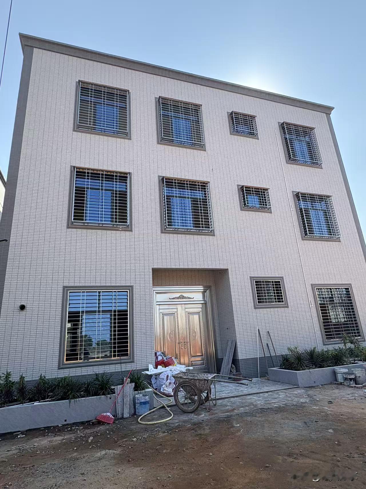 最近我们村里兴起一股建房风。好多在城里有房子的都回来村里做自建房了。如果不是