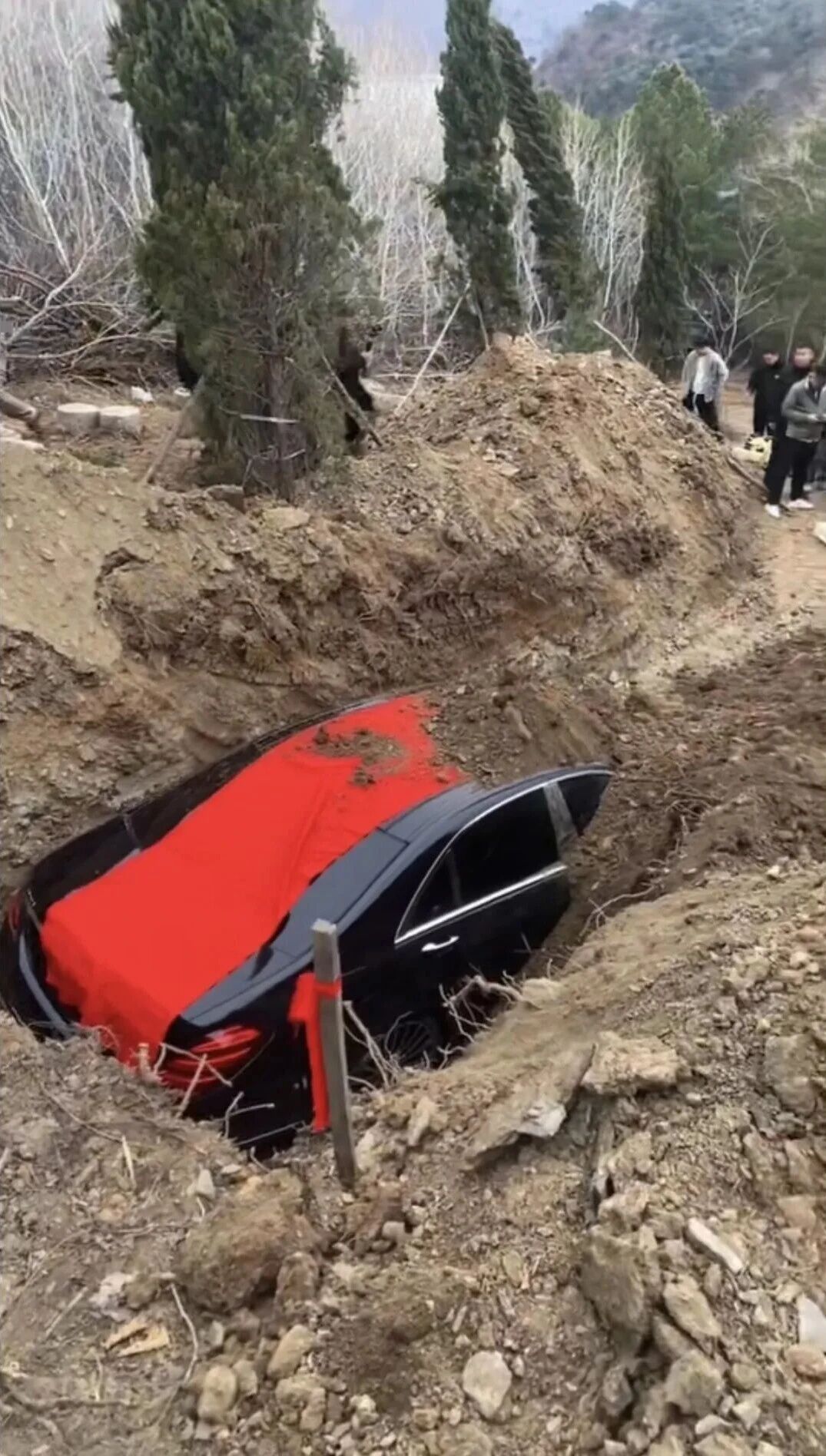 官方通报填埋奔驰车祭祀通报！