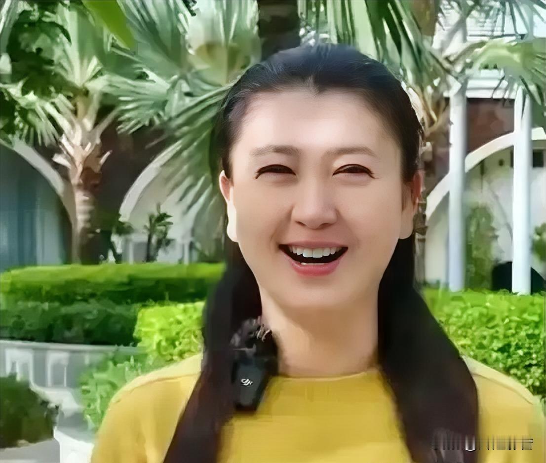 闫学晶哭穷风波：从国民山杏到全网翻车，她到底踩了哪3个致命雷区？一身PRA