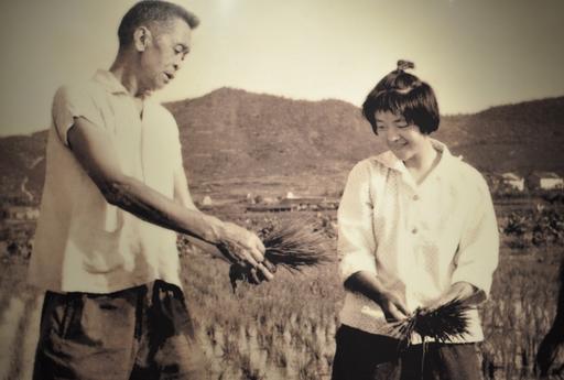 1952年，全军干部级别评定结束。新疆军区后勤部部长甘祖昌被定为师级，妻子龚全珍