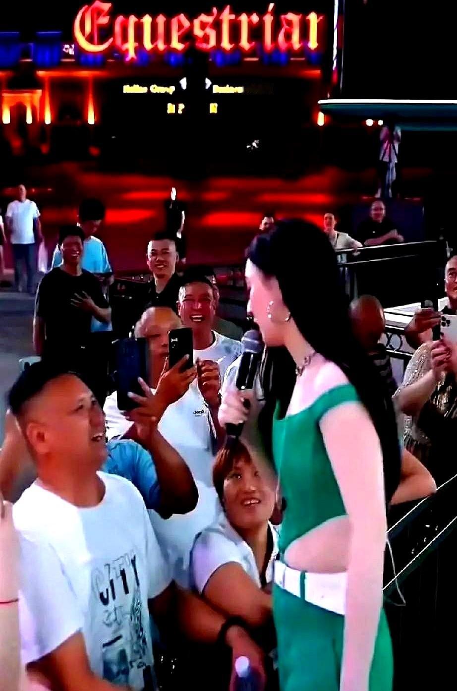 就因为一声“唐老鸭”，唐艺直接不唱了。2023年10月在成都商演，唐艺正唱着