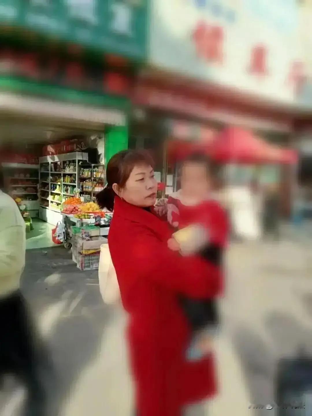 湖北十堰，女子当月嫂两个月，雇主突然消失，留下一岁多的孩子让她帮忙照顾，房东也不