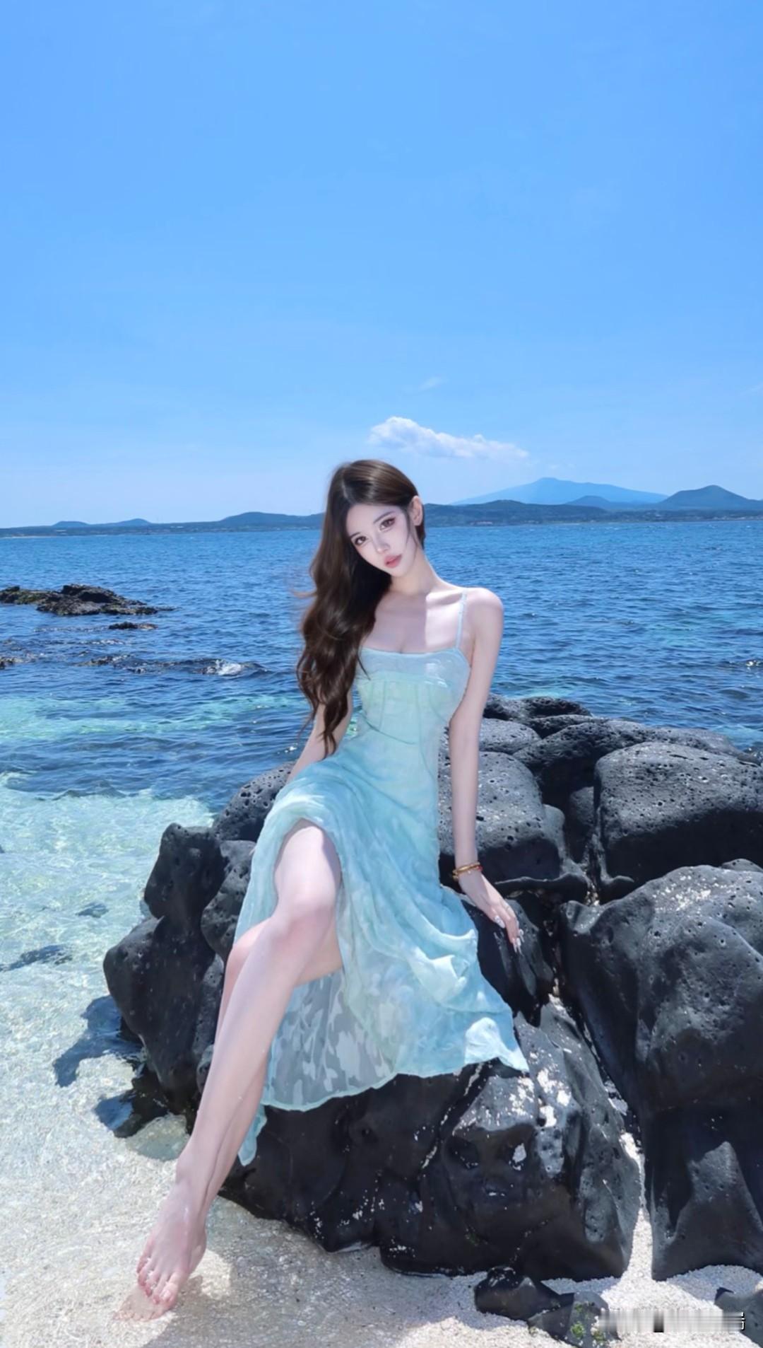 海边的温柔时光，浅蓝裙摆随风飘扬。