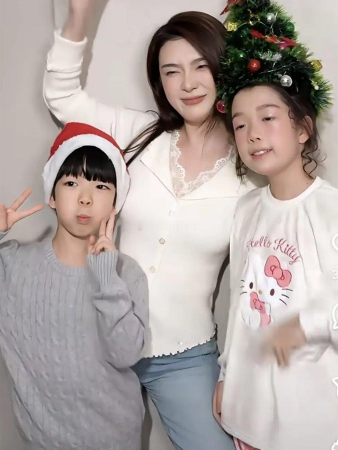 吴雅婷在家为女儿扎头发！两娃带得好，前夫王栎鑫给抚养费很爽快，圣诞氛围渐浓，吴雅