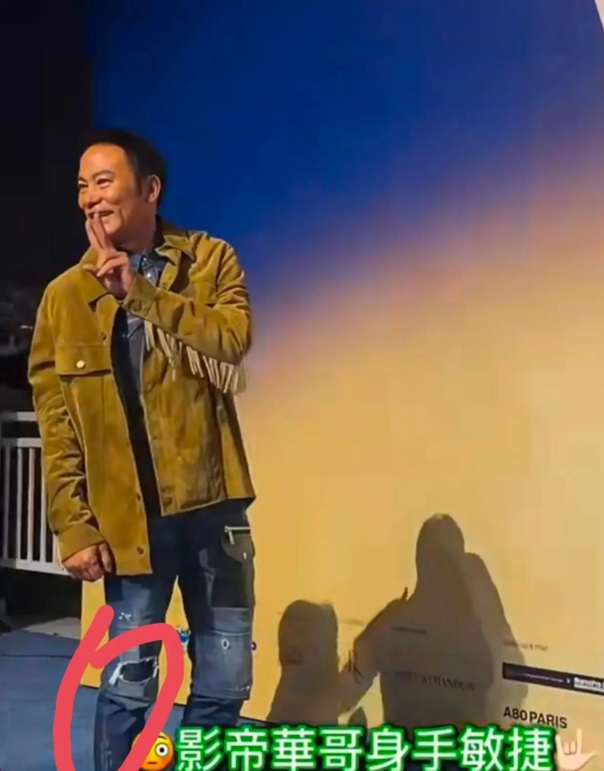 老叔还是身体好啊！70岁任达华参加活动当众翻滚摔眼镜，全程动作丝滑无比。