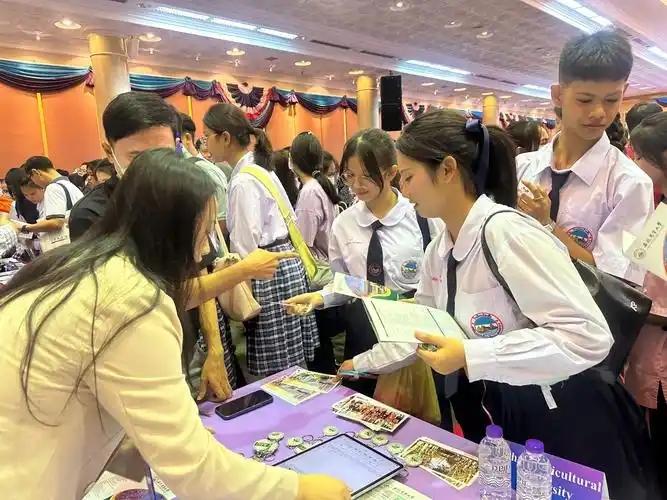 为什么北大、上交、武大等34所中国高校集体赴泰招生，近千名泰国师生挤爆教育展？