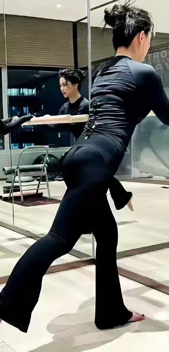 就算朱珠那么好的身材，穿瑜伽服也能被勒的肉一道一道的