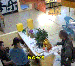 太善良了！云南昭通，一火锅店门外坐着一个老人，见店内没顾客时，老人才有些忐忑的走