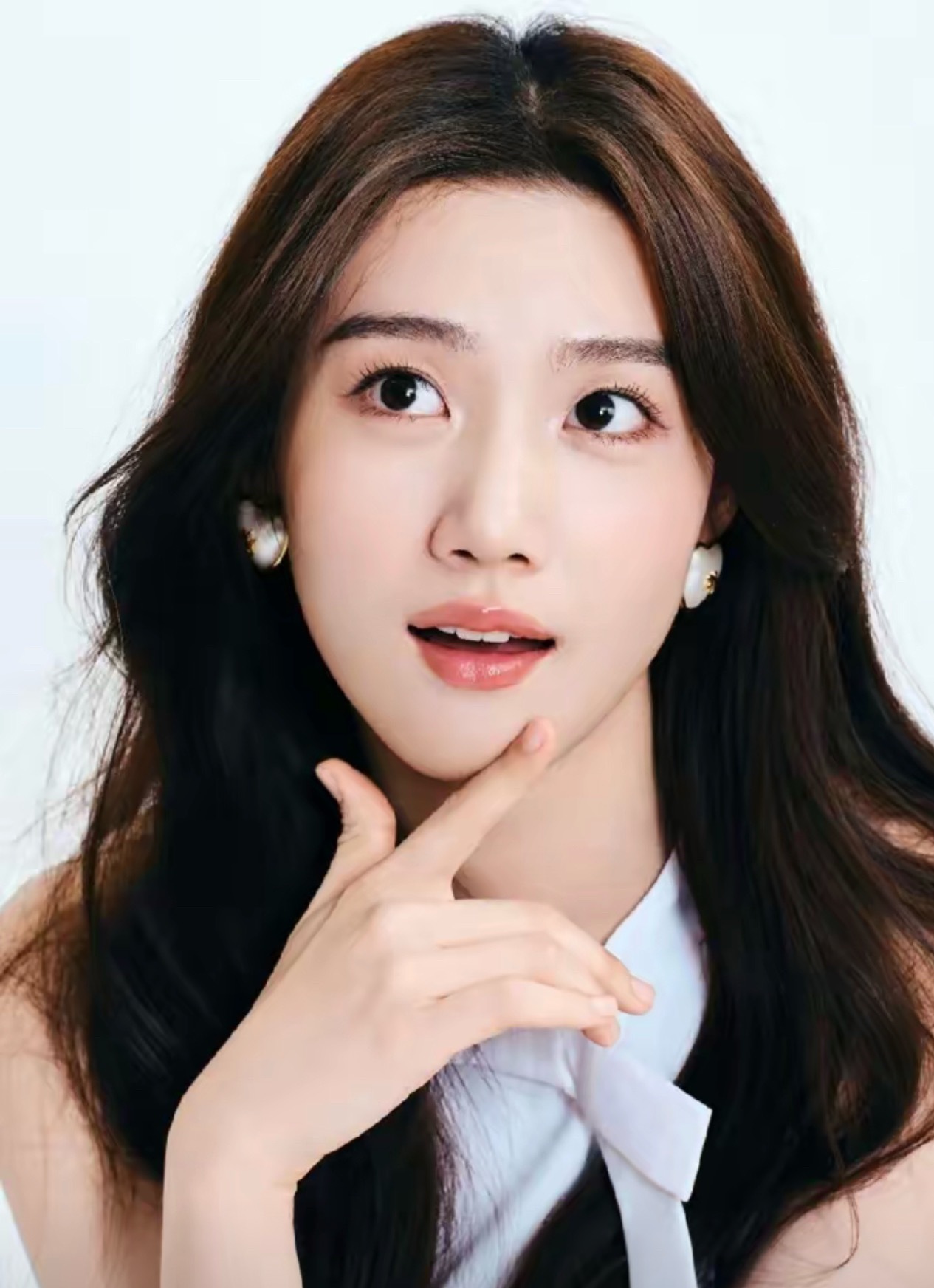 卢昱晓，这上海大小姐当得真憋屈。都说她家教好，父母外公外婆全是医生。可这好的代价