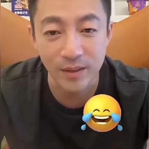 汪小菲还真是“双标”！玥儿穿衣服喜欢宽松的，马筱梅说玥儿的裤子越穿越宽。汪小菲