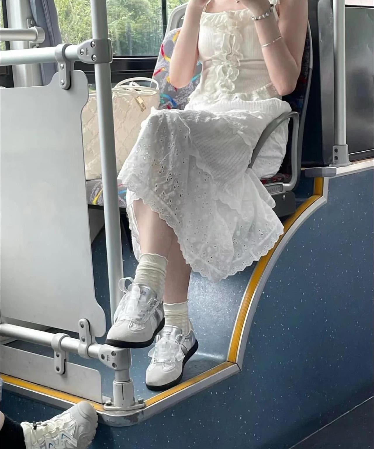 这小女孩会打扮啊