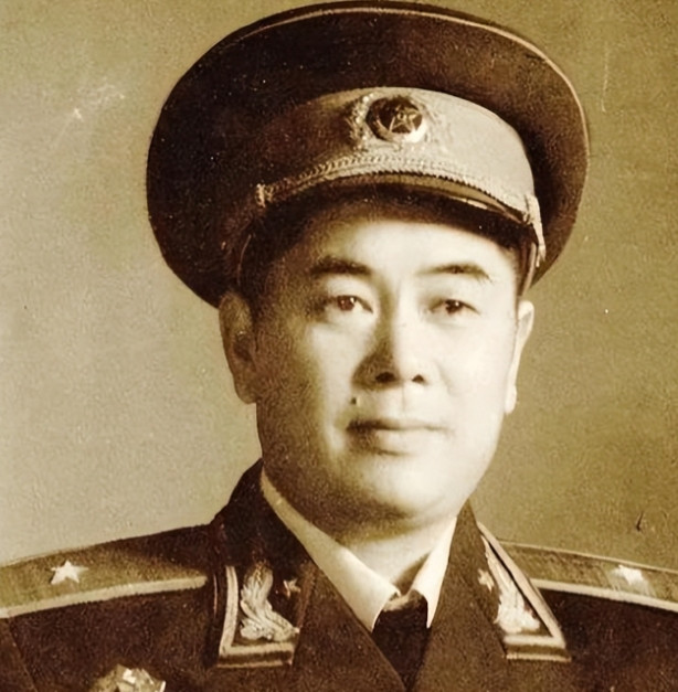 1985年福州军区被撤，司令员江拥辉远赴北京开会，却发现自己并无新任命，回到福建