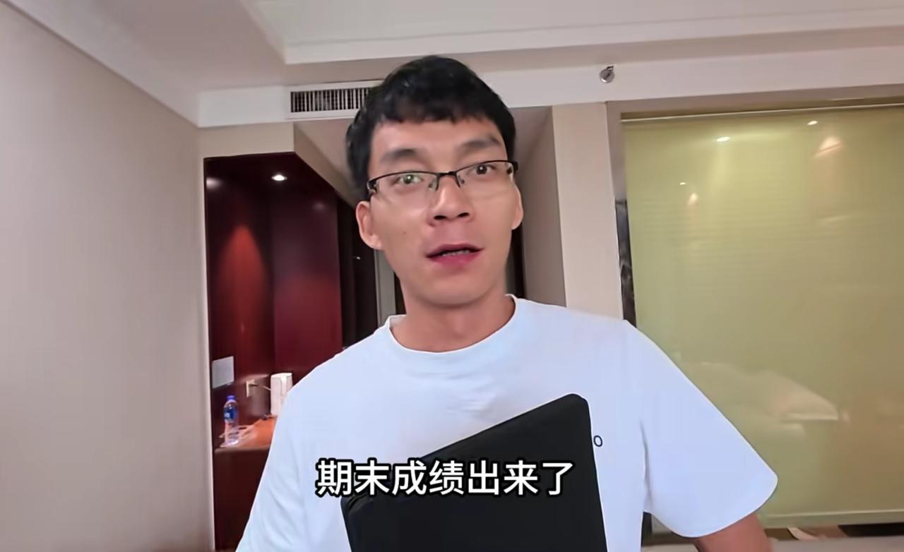 唐尚珺“董事长”的气质完全变了，不再是过去的小心翼翼，而是更加大方自信，语速也更