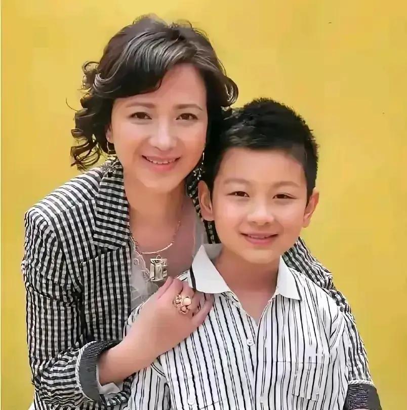 她为嫁他，先花15万学个球。2006年，张澍打听到许亚军每周雷打不动去高尔