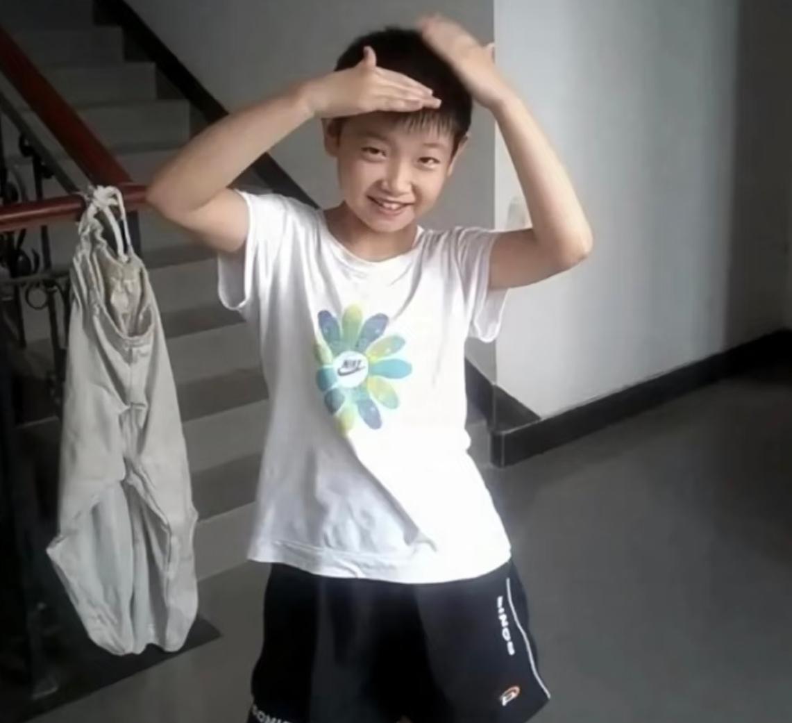 孙颖莎妈妈接受采访她说莎莎小时候有一个笔记本，上面记录了每一场比赛的对手和成绩