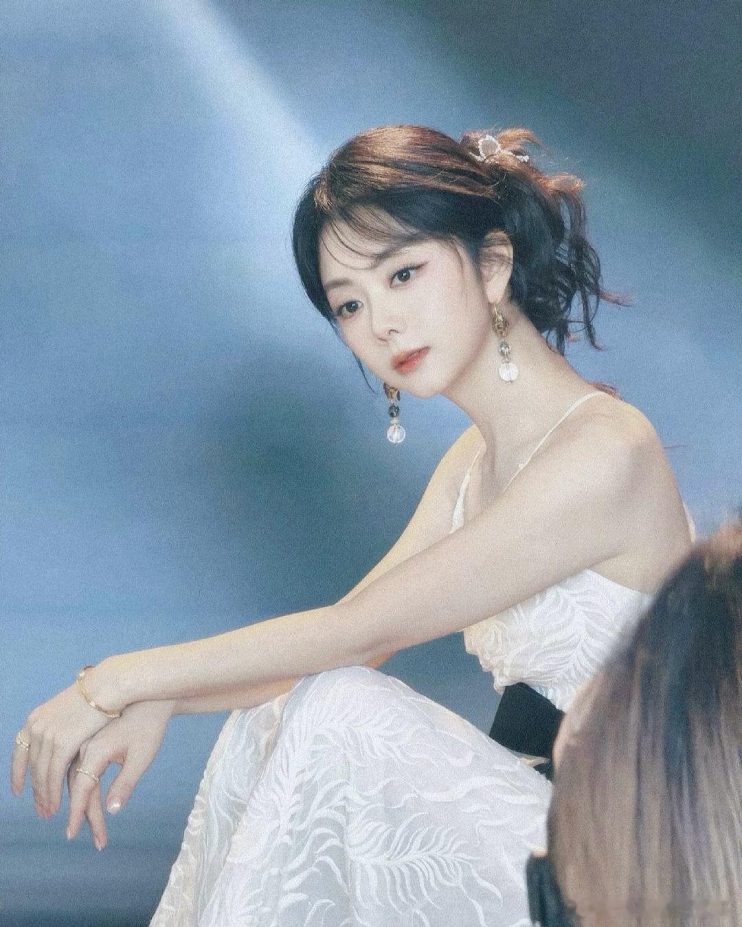 谭松韵💐谭松韵兰香如故光影流转，捕捉每一刻的随心绽放~许兰香/沈