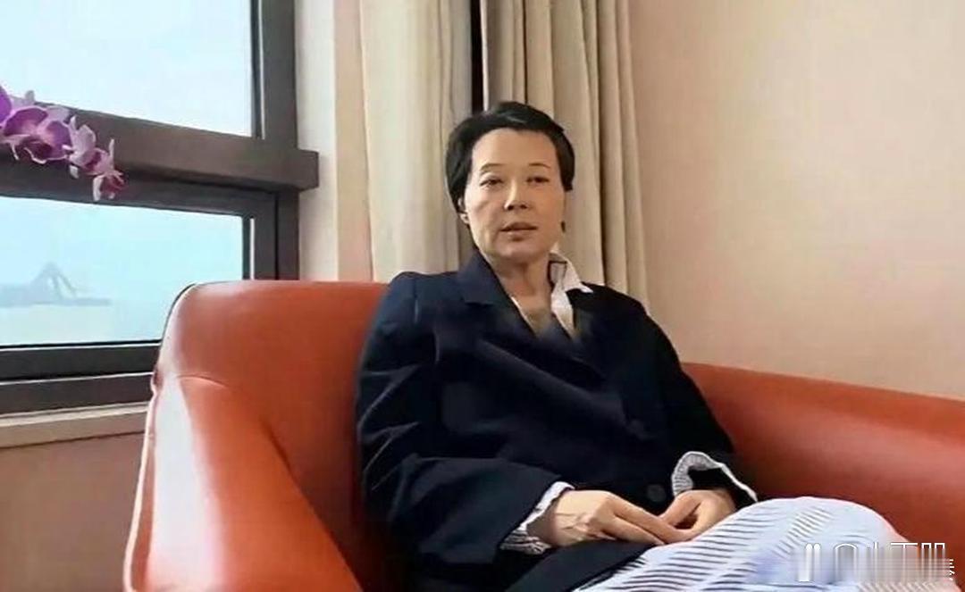 袁立近照。唉，老病相逼，是大部分人的宿命吧。祝袁立早日康复，重拾往日神采。​​