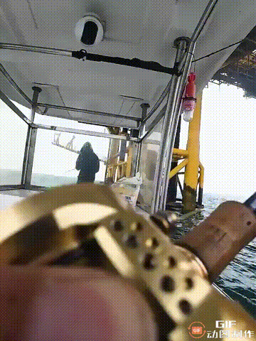 广西北海一名男子乘船到海上钓鱼时，突然发现鱼饵在动，于是试着用力一拉，结果发现拉