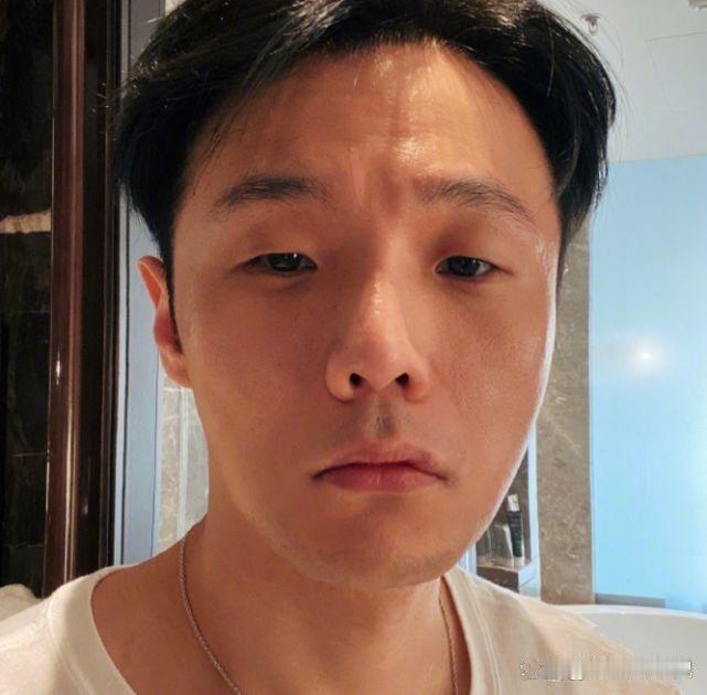 李荣浩割双眼皮后颜值飙升，却少了点辨识度。​​​