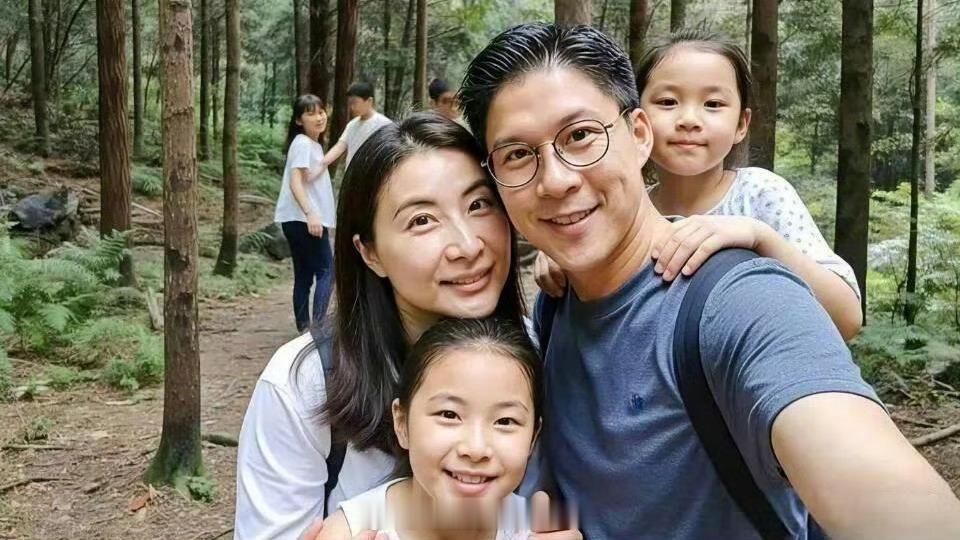 郭晶晶在社交平台晒出假期vlog,大大方方晒出儿女,也只能是霍家了!