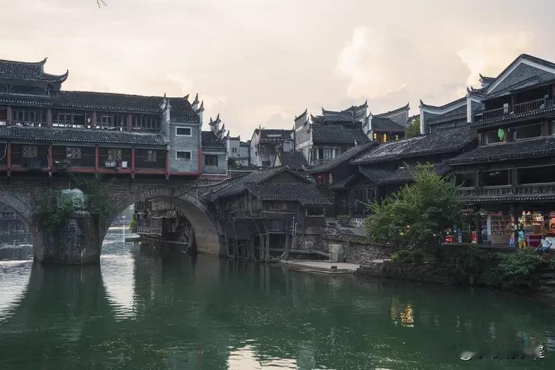 湖南紧抱广东及珠三角大腿，为啥反而被湖北越甩越远？说实话，这些年湖南一门心