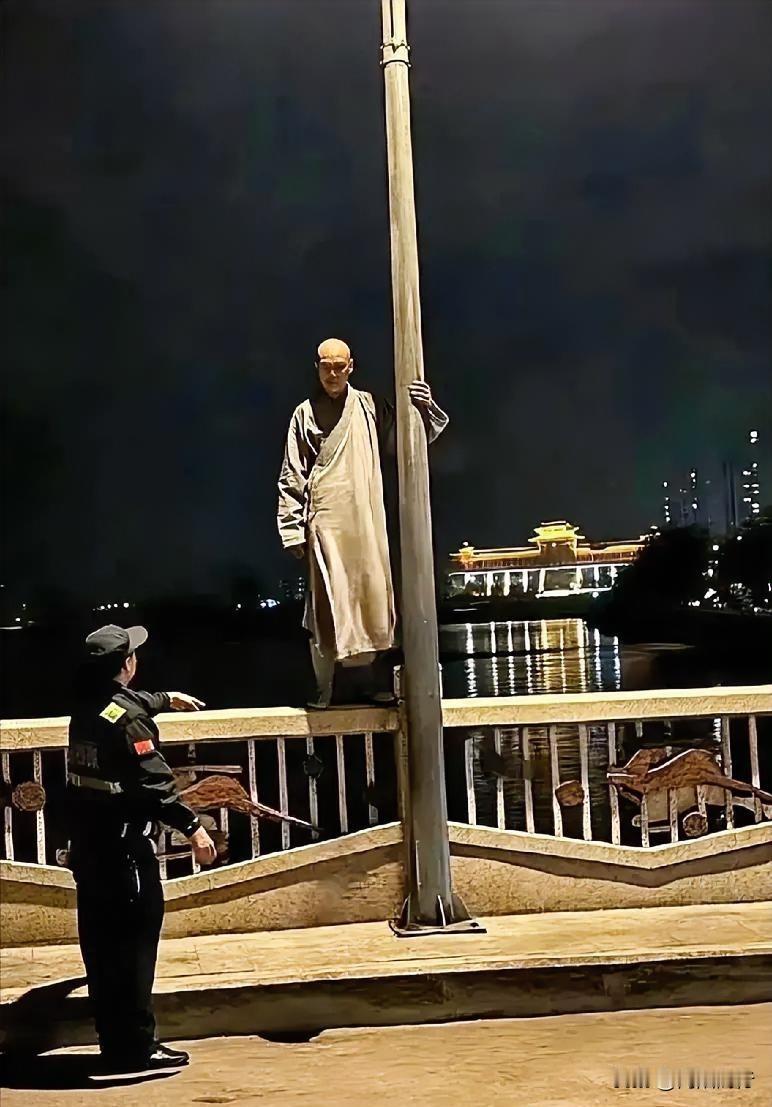 连和尚都想不开跳江了！广东吴川江心岛大桥上，释静觉法师纵身一跃的瞬间，戳中了无