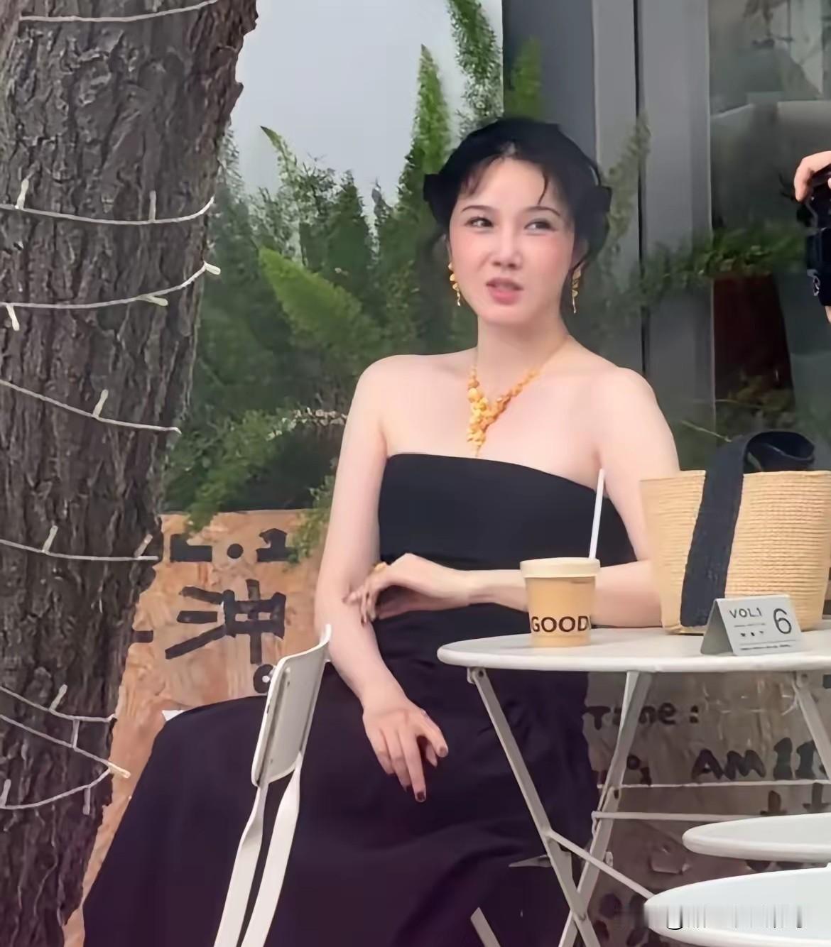 陈小纭其实根本用不着去整骨那么多次啊，看看她在拍摄杂志封面的照片，麒麟臂、小